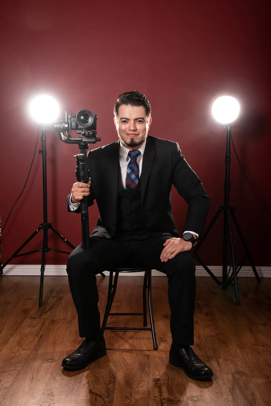 Oscar Molina, wedding photographer and videographer, with his camera